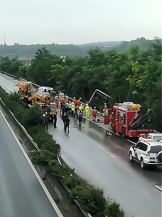 路面|惨剧！甘肃载63人大巴高速侧翻已致13死，3人被公安机关控制