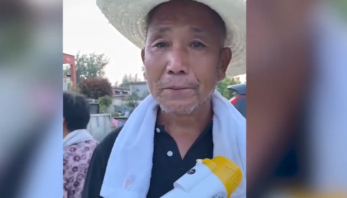 大爷|卫辉一大爷哽咽说自己家没了 网友心疼:人还在,家就在