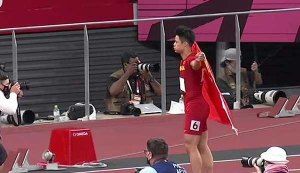 进入国家队|奇迹！奥运百米进决赛，苏炳添身披国旗哽咽：完成了梦想