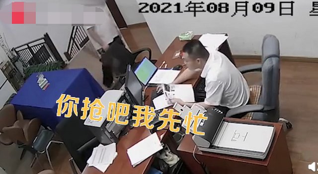 抢银行|淡定哥！杭州一经理边玩手机边与抢银行男子聊天