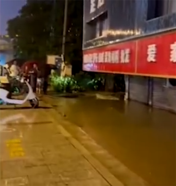 门店|长沙突降暴雨 有门店被淹近半 地库漏水积水淹没轮胎