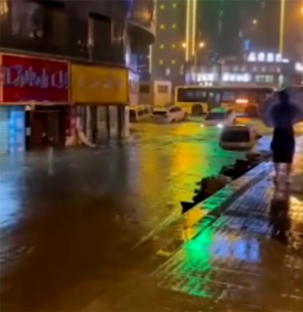 门店|长沙突降暴雨 有门店被淹近半 地库漏水积水淹没轮胎