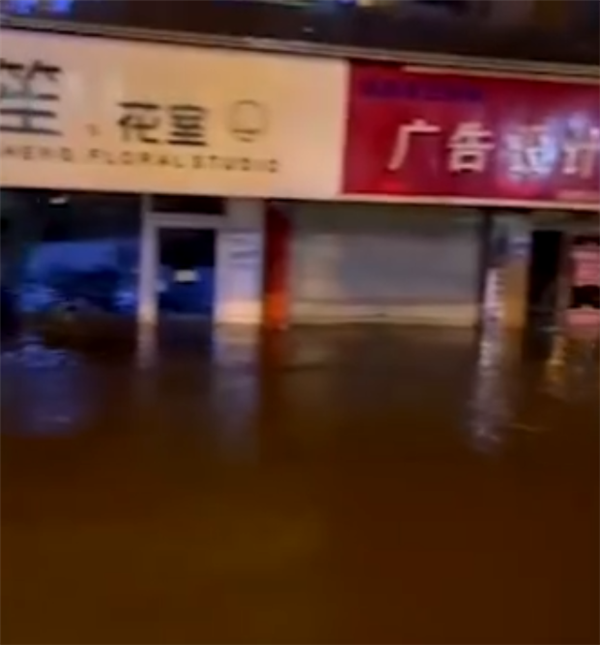 门店|长沙突降暴雨 有门店被淹近半 地库漏水积水淹没轮胎