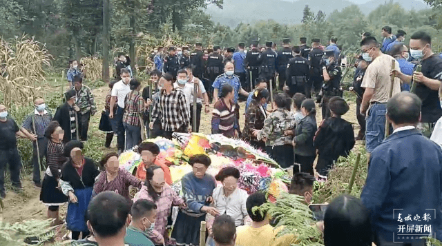 开棺抢尸|太荒诞! 村民葬母后遗体被抢 镇长:违规土葬 双方各执一词