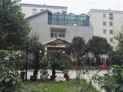 石二群专门在乐龙小区中央，给自己建了一幢两层的别墅。新京报记者 张维 摄