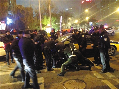 2015年3月16日晚，梅杰灵在王府井抢劫后打车逃跑，行至金宝街时，被民警及群众共同制服。资料图片