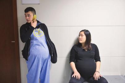 “怀了孕的”王文龙陪妻子产检。