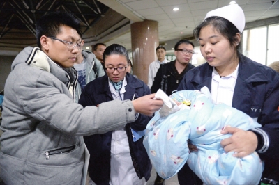 昨天下午，来自辽宁省大连市的“巴掌宝宝”小天佑，经9小时转运抵京治疗。北京交警开通“绿色通道”，派警车护送其进入医院。6个月大的小天佑较正常婴儿早产了4个月，出生时仅重550克、约成人手掌大小。北京军区总医院附属八一儿童医院小儿外科主任黄医生表示，小天佑肺部呼吸功能较差，具体治疗方案要待进一步检查后才能确定。