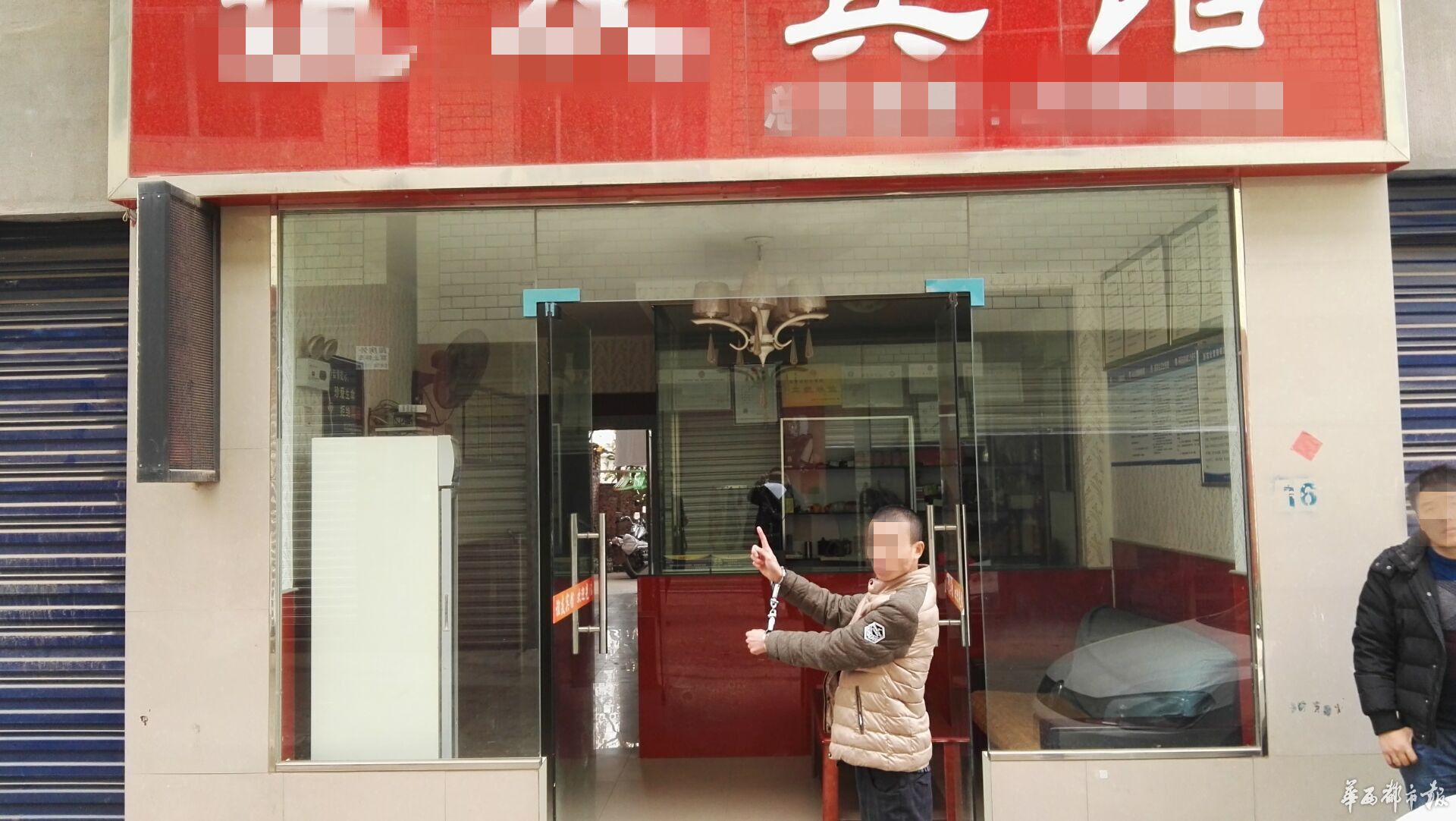 12月30日8时30分，资阳市公安局经济开发区分局接到报警，一名男子自称是千万富翁，在资阳居住的时候，银行卡被盗刷900万。