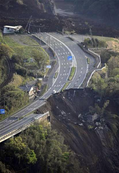 航拍日本九州7.3级地震 山崩地裂